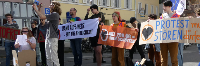 Aktion der Letzten Gegenration auf dem Stephansplatz Konstanz