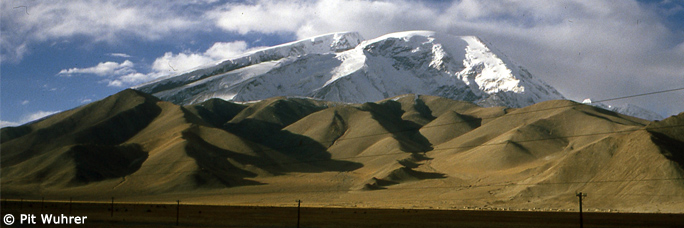 Muztagata, Vater der Eisberge, im Pamir-Gebirge (China). Aufnahme 1995. Muztagata, Vater der Eisberge, im Pamir-Gebirge (China). Aufnahme 1995.